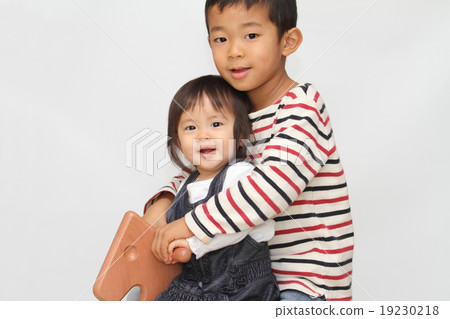 兄弟坐在馬（6歲和1歲） 19230218