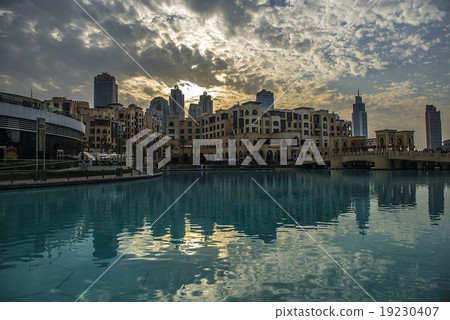Dubai 015 19230407