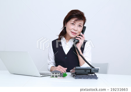 她60多歲的職業女性 她60多歲的職業女性 19231663