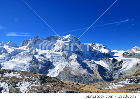 查看從瑞士車窗Monteroza和Riccome 19236572