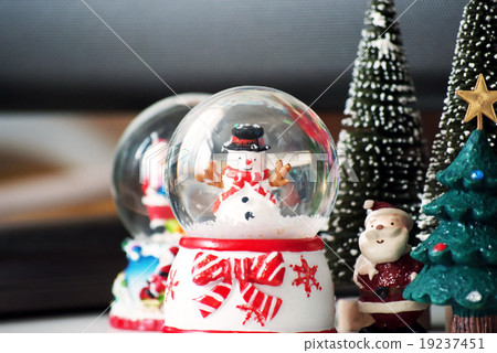 Snowman of the snow globe and Santa Snowman of the snow globe and Santa 19237451