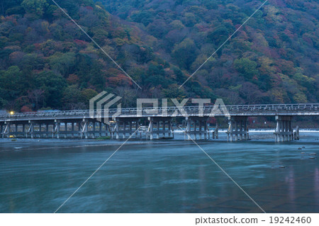 那些在清晨在京都市嵐山區乘坐渡月橋的人 那些在清晨在京都市嵐山區乘坐渡月橋的人 19242460