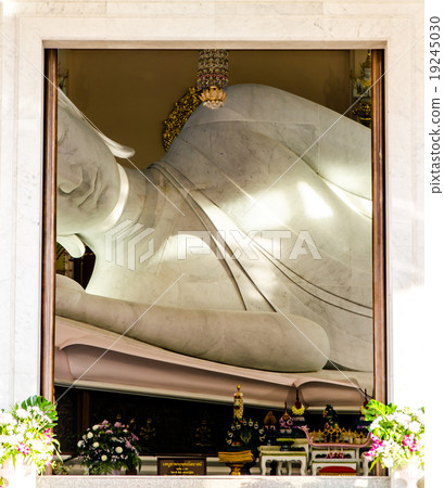 big white reclining buddha statue on thai temple 19245030