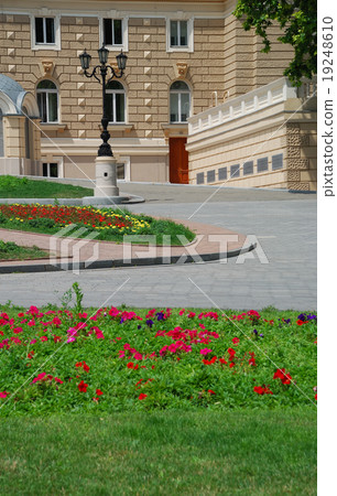 Facade of opera house in Odessa, Ukraine 19248610