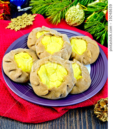 Carols with potatoes with Christmas toys Carols with potatoes with Christmas toys 19248639