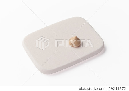 粉底液和粉撲 19251272