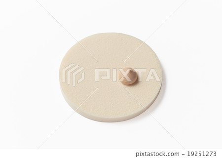 Liquid foundation and puff 19251273