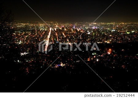 從三角看的札幌冬天夜視圖 19252444
