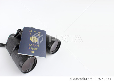 護照和雙筒望遠鏡 19252454