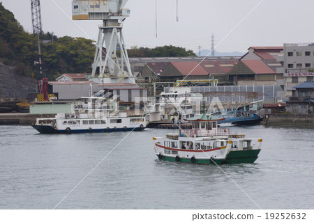 Ship and dock going on Onomichi 19252632