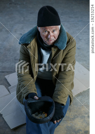 Senior-aged old bum is holding his tip cap. Senior-aged old bum is holding his tip cap. 19253254