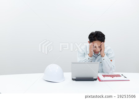 通過查找記錄拿著頭的工作者 19253506