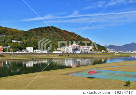 The Ota River drainage canal under the autumn sky 19254717