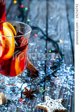 spices and mulled wine  19258742