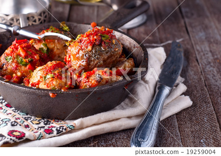 meatballs with tomato sauce in black pan 19259004