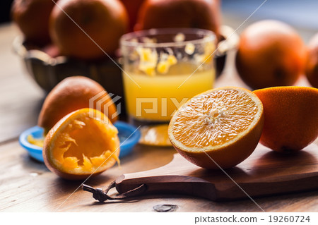 Fresh oranges. Cut oranges. Pressed orange  19260724