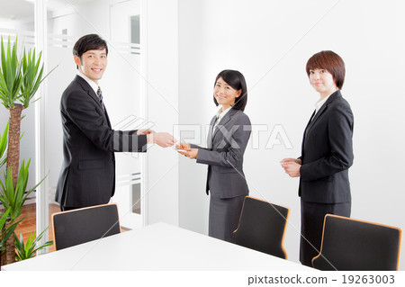 商業場景第一次商務會議交流三個男人和女人的會議 商業場景第一次商務會議交流三個男人和女人的會議 19263003