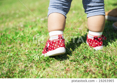 一個1歲小孩的腳走路 19263965