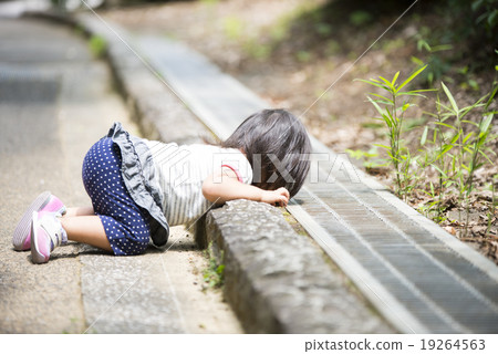 The girl who is looking for 19264563