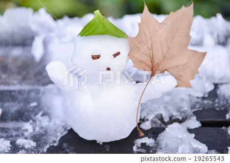 A little snow man with maple leaf 19265543