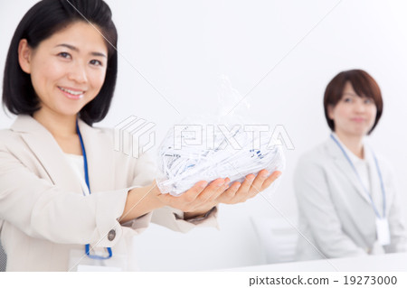 Two business women who abandon Shredter garbage 19273000