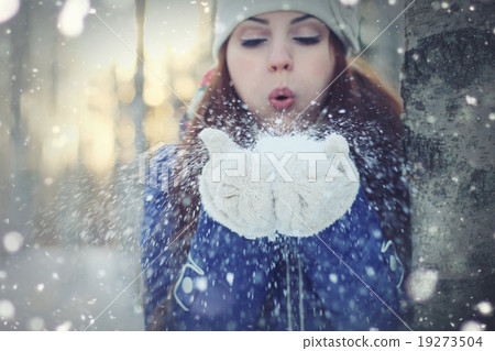 winter girl snowball 19273504