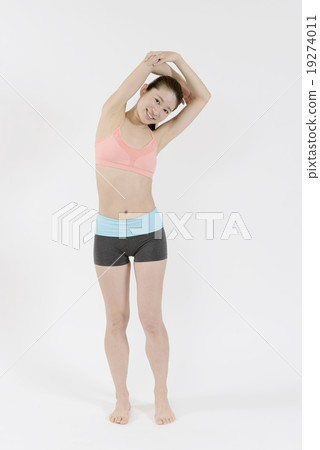 時尚風格的年輕女士 19274011