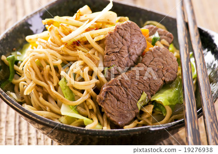 fried noodles with beef slices 19276938