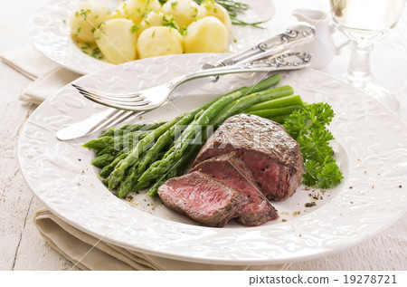 steak with asparagus 19278721