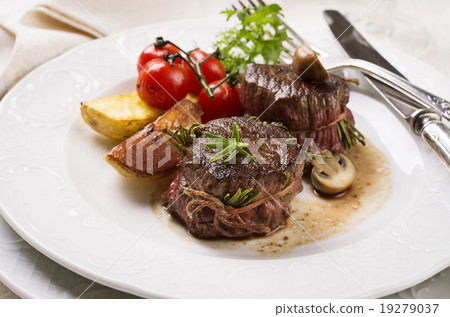 venison meddallions 19279037