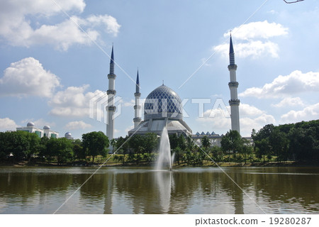 Sultan Salahuddin Abdul Aziz Shah Mosque  19280287