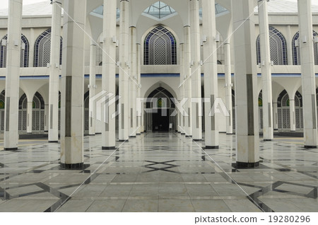 Sultan Salahuddin Abdul Aziz Shah Mosque  19280296