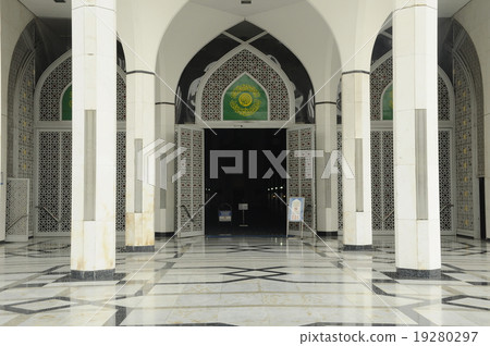 Sultan Salahuddin Abdul Aziz Shah Mosque  19280297