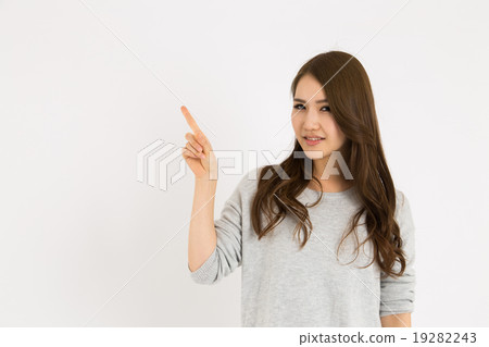 指著我的年輕女子 19282243