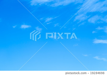 冬天天空白色雲彩和藍天背景材料複製空間字符空間卷云云彩肌肉雲彩雲彩 19284698