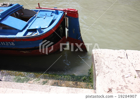 boat 19284907