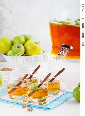 Apple, white wine punch, tea, mulled cider  19286933