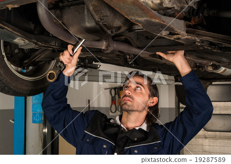 Auto mechanic portrait 19287589