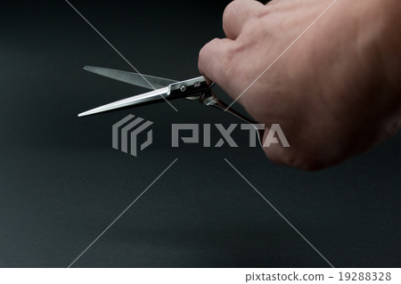 剪刀剪身體部位美髮師 剪刀剪身體部位美髮師 19288328