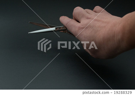 剪刀剪身體部位美髮師 剪刀剪身體部位美髮師 19288329