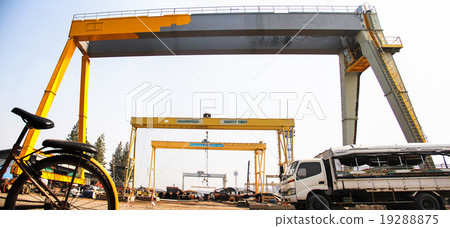 perspective of big cranes 19288875