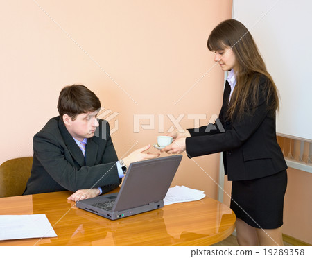 Secretary gives a cup to the chief 19289358