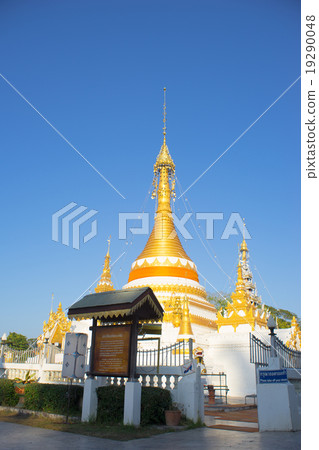 Goden pagoda with blue sky 19290048