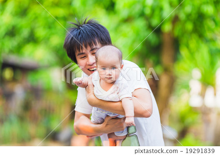 baby feeling happy with her father in the garden 19291839