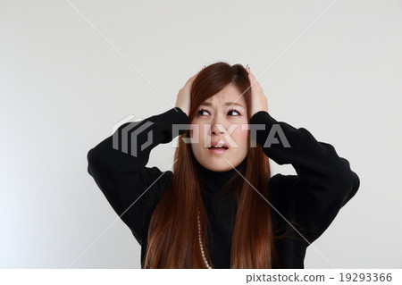 A woman holding a head 19293366