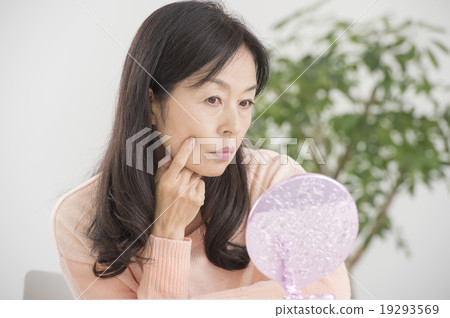 一個50多歲的女人正在看鏡子 19293569