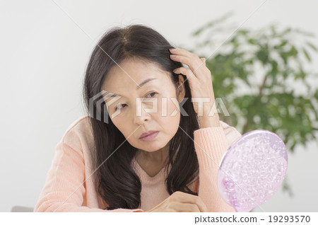 一個50多歲的女人正在看鏡子 一個50多歲的女人正在看鏡子 19293570