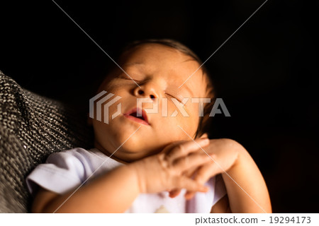 Newborn sleeps 19294173