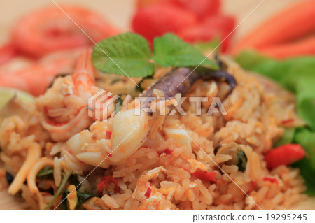 Fried rice with seafood 19295245