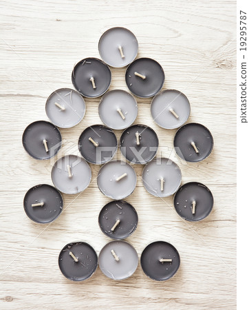 Symbolic christmas tree of tea lights 19295787